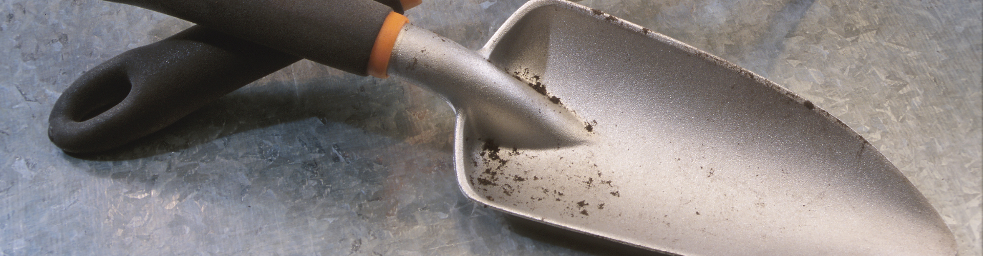 8 outils indispensables au potager - transplantoir Les 8 outils indispensables au jardin - Blog - Dr. Jonquille & Mr. Ail